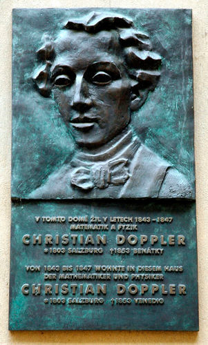 Gedenktafel an die Zeit, in der er an der österreichischen Karl-Ferdinands-Universität lehrte und im Hause U Obecního dvora 7 in Prag lebte (CC BY-SA 3.0)