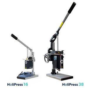 Größenvergleich zwischen der Holipress16 und der Holipress18 von Holimaker, für das manuelle Spritzgießen von Thermoplasten.(Bild:  Holimaker)