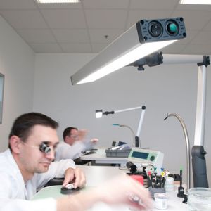 Die Leuchte liefert ein sehr homogenes Licht, was sehr wichtig ist an Arbeitsplätzen der Feinmechanik oder Uhrenindustrie.