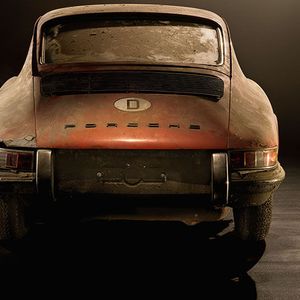 In diesem Zustand hat man den historischen Ur-911 in einer Scheune unter einer zentimeterdicken Staubschicht gefunden.(Bild:  Porsche)