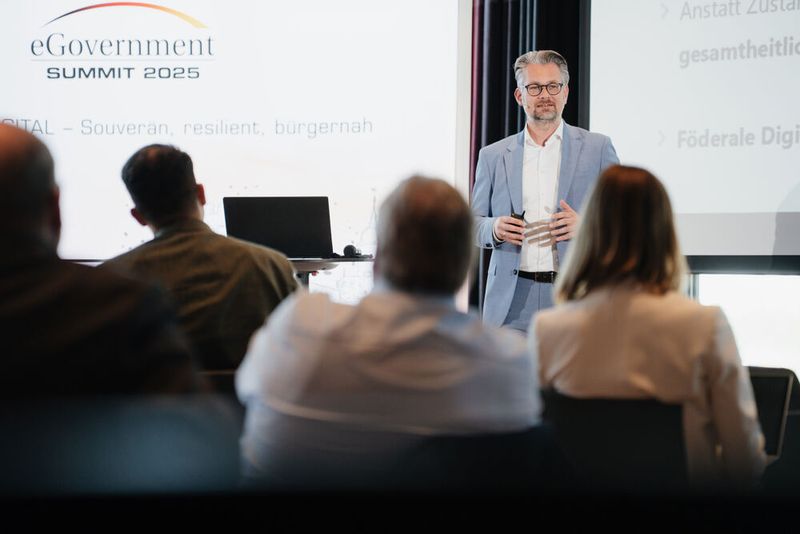 In der anschließenden Präsentation von FITKO-Präsident Dr. André Göbel „Souveräne Cloud reicht nicht: Hausaufgaben föderale IT-Architektur“ ging es um eine zentrale Governance und die „Deutschland-Architektur