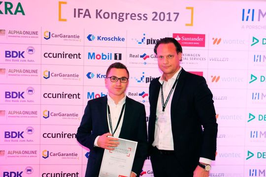 Auch Alexander Wottge und Marius Mader von der HfWU Geislingen gehören zu den Stipendiaten (v. li. Alexander Wottge, Jascha Bräuer, Santander, Abteilungsdirektor Handelskommunikation Mobilität).(Bild:  Santander Consumer Bank)