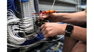 In der Schaltschrankmontage werden die einzelnen Komponenten sorgfältig und präzise verdrahtet. (Bild: Lapp)
