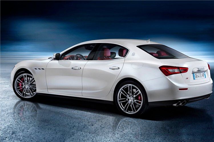 Optisch orientiert sich der Ghibli stark an den geschwungenen Formen der Luxus-Limousine Quattroporte. (Foto: Maserati)