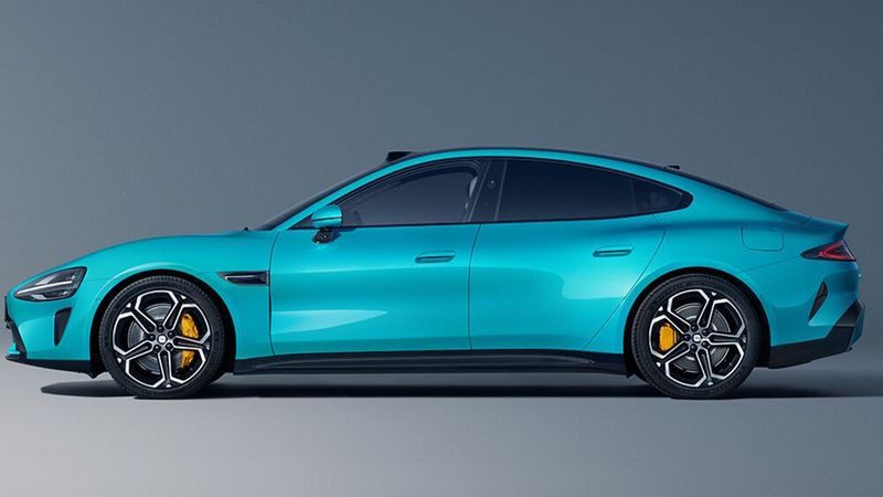 Im Seitenprofil erinnert das erste Xiaomi-Auto an den Taycan von Porsche. (Bild: Xiaomi)