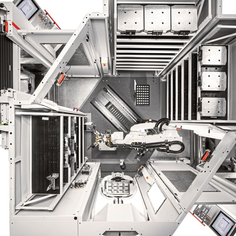 Draufsicht in das Robotersystem RS 1 adaptiert an zwei Hermle Bearbeitungszentren C 22 U links und rechts – bis zu drei Speichermodule sorgen für eine lange autonome Laufzeit und beherbergen Paletten, Universalmatrizen und Greifer.