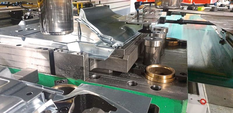 Die Kameras entdecken nicht nur Fremdkörper, wie zum Beispiel Schraubenschlüssel oder Stanzreste: Das System prüft auch, ob das Werkzeug korrekt angeschlossen ist und die Platinen richtig eingelegt, umgeformt und entnommen wurden. (Bild: Schuler)