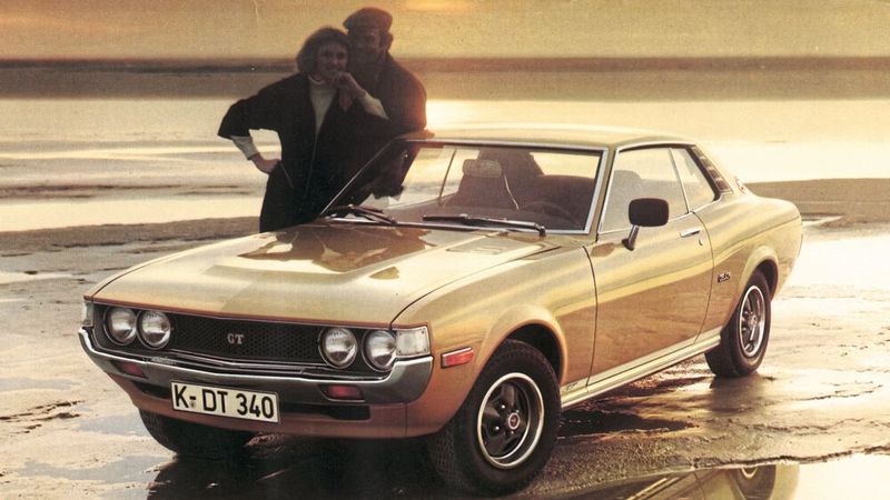 Toyota zeigte 1973 die Celica GT erstmals in Europa. Ihr 1600-cm³-Motor mit Doppelvergaser und zwei obenliegenden Nockenwellen brachte es auf 79 kW (107 PS) – noch war die japanische Marke aber ein Außenseiter. (Bild: Toyota)