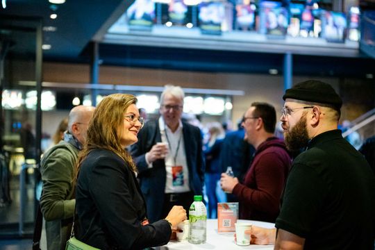(Das Networking kam bei den d.velop public sector und health & care digital days 2022 nicht zu kurz. (Bild: d.velop))