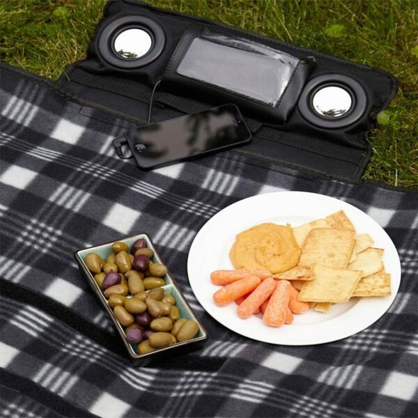 Diese Picknickdecke von www.radbag.de ist mit Lautsprechern ausgestattet und eignet sich für alle MP3-Player, Mobiltelefone und Smartphones. Preis: 44,95 Euro.
 (www.radbag.de)