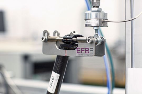 Prüfung der Sattelstütze(Bild:  Dr. Strecker/EFBE Prüftechnik)