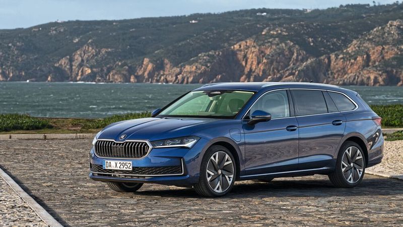 Der Plug-in-Hybrid kommt auf eine Systemleistung von 204 PS. (Bild: Skoda)