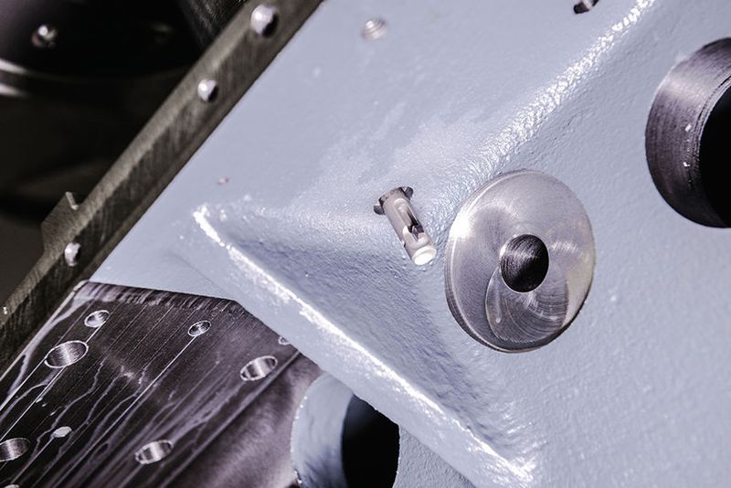 Bedenken hatte die Firma Starrag aufgrund des Gusseisenmaterials mit seiner sehr heterogenen Oberfläche (Gusshaut). Die Hartmetallmesser widerstehen jedoch der starken Belastung ohne Ausfälle und Störungen. Das BSF-Werkzeug ermöglicht Senkdurchmesser von bis zum 2,3-Fachen des Bohrdurchmessers. (Heule)