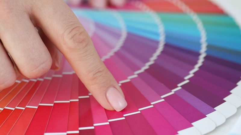 Die Farbneuheiten 2027 bringen deutliche Verschiebungen mit sich. Warme, emotionale Töne dominieren das Gesamtbild.(Bild:  Lifocolor)