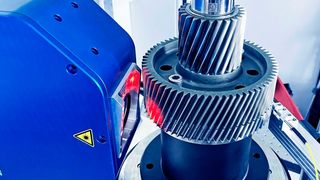 Als Musterapplikation für das neue Verfahren wurde die Verzahnungsmessung ausgewählt, die aufgrund hoher Neigungswinkel und geringer Bauteiltoleranzen für interferometrische Messungen extrem herausfordernd ist. (Bild: Fraunhofer IPM)