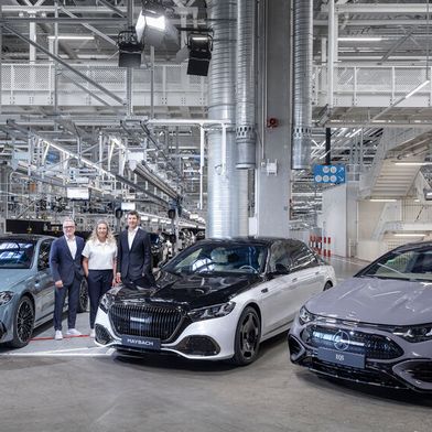 Mercedes-Benz hat in Sindelfingen offiziell die Produktion der Facelift-Varianten von S-Klasse, Mercedes-Maybach S-Klasse und EQS begonnen. Dabei waren Betriebsratschef Ergun Lümali (l.), Werkleiterin Sara Gielen und Produktionsvorstand Michael Schiebe. (Bild: Mercedes-Benz)