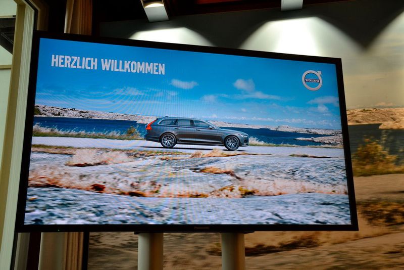 Im neu eröffneten Hotel begrüßte … (Michel / »kfz-betrieb«)