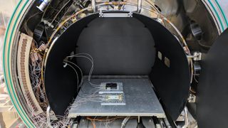 Belastungsprobe für das All: Im Thermalkammertest (TVAC) werden die für die Raumfahrt und den Satelliten UPM-Sat 3 über Meviy gefertigten Hybrid-Baluns unter extremen Vakuumbedingungen geprüft. (Bild: Instituto Universitario Ignacio da Riva, Universidad Politécnica de Madrid)
