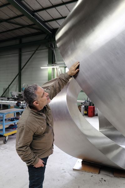 Klare Geometrie und reduzierte Formen. Carlo Borer prüft die Flächen seiner Skulptur auf Unebenheiten. (Bild: Oliver Hergt)