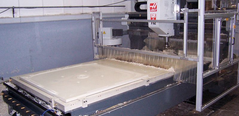 Diese Fräsmaschine für Filterplattenrohlinge aus Polypropylen wurde mit einer Sicherheitskomplettlösung nachgerüstet. (Bild: ABB)