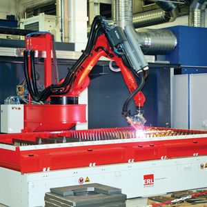 Der Fasenschneidroboter Biber kann in einem Arbeitsbereich von 2000 mm × 4000 mm Fasen mit Schnittlängen bis 200 mm erzeugen.