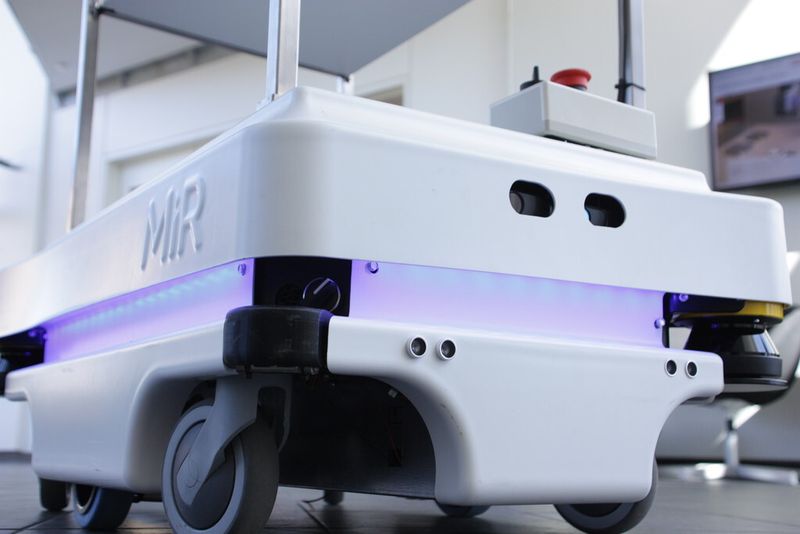 Der mobille Roboter hat eine Ladefläche von 600 mm x 800 mm und eine maximale Tragkraft von 100 kg. (Bild: MiR)