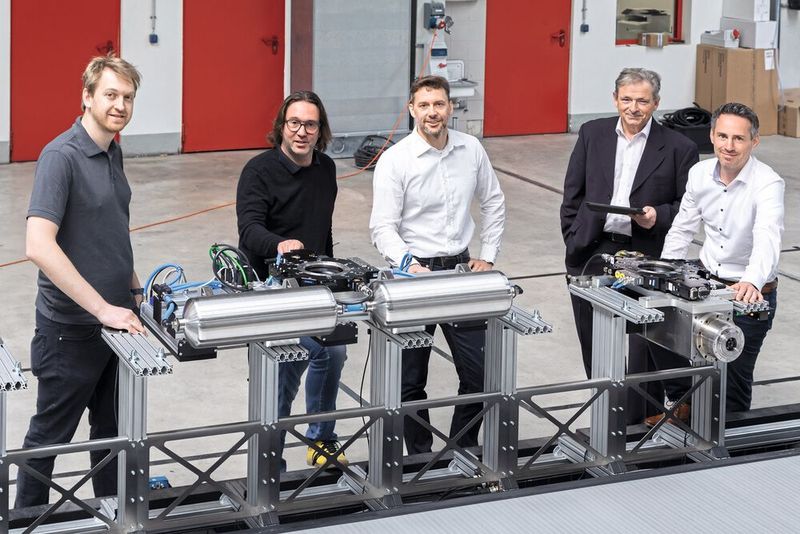 Das Projektteam: Benjamin Kaiser, Universität Stuttgart, Institut für Steuerungstechnik der Werkzeugmaschinen und Fertigungseinrichtungen, Matthias Buck, Geschäftsführer BEC, Dr. Felix Amtsberg, Universität Stuttgart, Leiter des Forschungsprojekts IntCDC, Jürgen Kolbus, Key Account Management, Schunk, sowie Gunther Kopp, Key Account Management Greifsysteme, Schunk (v.l.n.r.) (Bild: SCHUNK)