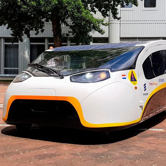 1.000 Kilometer Reichweite soll das Solarauto Stella Vie schaffen – dafür hat es keine Klimaanlage und die Fenster lassen sich nicht öffnen.(Bild:  SP-X/Peter Weißenberg)