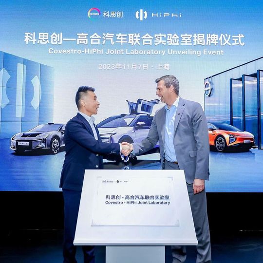 Dr. Markus Steilemann, der Vorstandsvorsitzende von Covestro (rechts), und Dr. Chen Jun, Co-Chief Technology Officer von Hiphi, nutzen die CIIE zur Vorstellung ihres neuen gemeinsamen Labors für nachhaltigere und innovative Autoentwicklungen.(Bild:  Covestro)