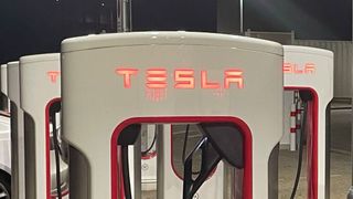 Tesla wächst – nach Stückzahlen und nach Umsatz. Doch für 2024 sind die Ziele noch nicht recht klar. Gleichzeitig wächst der Druck aus China. (Bild: Grimm – VCG)