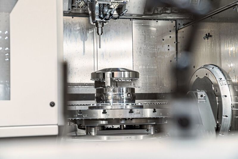 The swivel rotary table with tandem drive is equipped with a pallet-changer system. (maikgoering photography)