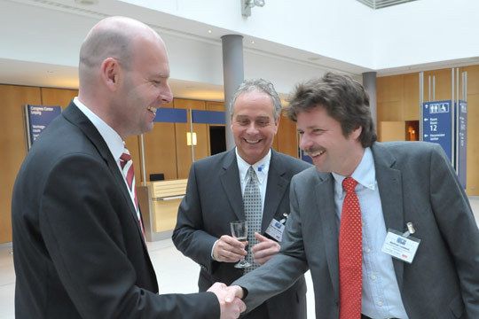 Glückwünsche unter Gewinnern: (von li.) Axel Bischopink (CGP), Thorsten Cordes und Wolfram Lambeck (beide EGA). (Archiv: Vogel Business Media)