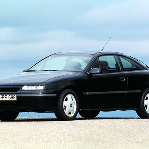 Wie auch Konkurrent VW mit dem Corrado bot Opel den Calibra ab 1993 auch mit einem V6-Motor an. Der 125 kW/170 PS leistende Antrieb aus dem Omega beschleunigte das Coupé in 7,8 Sekunden von 0 auf 100 km/h. 