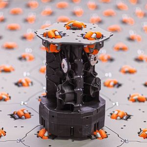 Dieses Universalmodul von Cellumation ist eine hexagonale Roboterzelle, mit deren Hilfe Objekte gleichzeitig omni­direktional bewegt werden können.(Bild:  Cellumation)