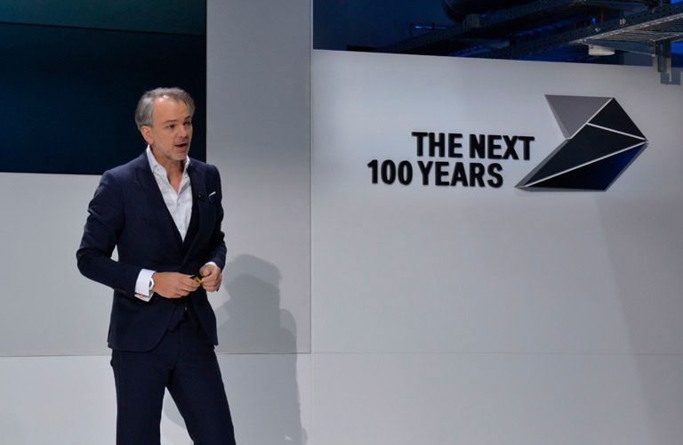 Adrian van Hooydonk übernahm den Blick in die Zukunft. Der Designchef kündigte für alle Marken der BMW Group Konzeptfahrzeuge an. (Foto: Michel)