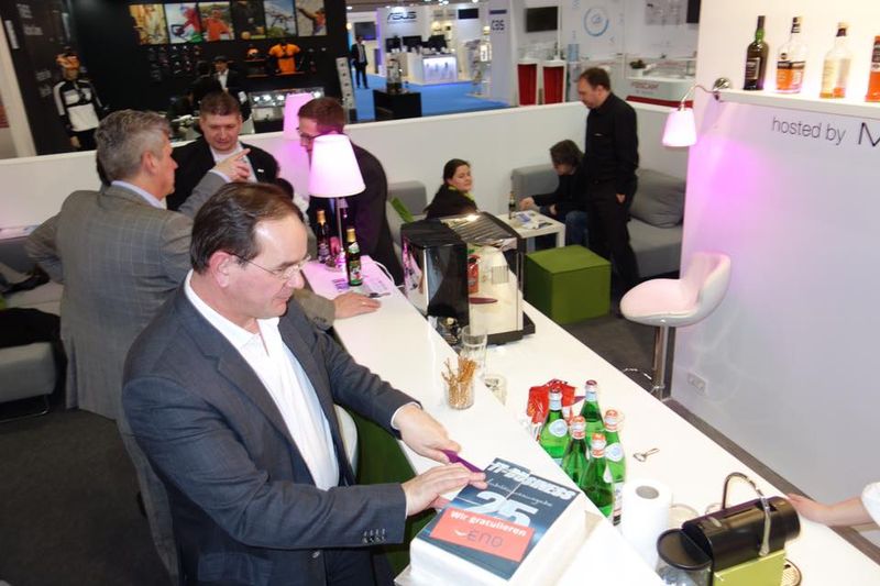 Werner Nieberle, Geschäftsführer Vogel IT-Medien, beim Anschnitt der Jubiläumstorte von ENO Telekom. (IT-BUSINESS)