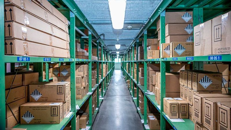In einer separaten Halle des GLC auf der Rheininsel „Grün“ lagern explosive Ersatzteile wie Airbags, Gurtstraffer usw. (Bild: Mercedes-Benz Heritage GmbH)