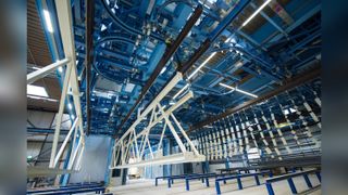 Wesentliche Bauteile werden industriell in eigenen Werken gefertigt und auf der Baustelle vor Ort in einem Baukastensystem zusammengesetzt. 
 (Bild: Goldbeck GmbH)