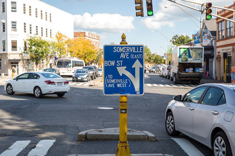 Der geplante Ampelphasenassistent soll es zum Beispiel erlauben, dass Fahrzeuge mit Ampeln kommunizieren – und diese ihre jeweiligen Phasen an das Verkehrsaufkommen anpassen. (Foto: Audi)