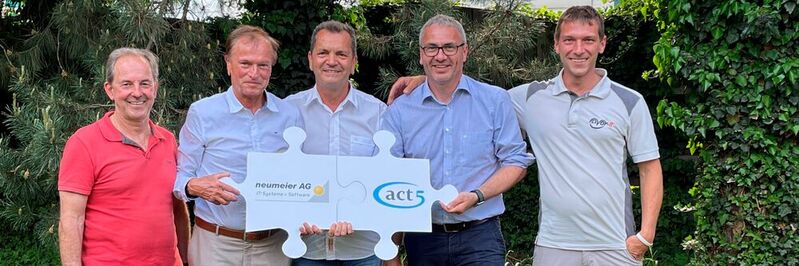 Thomas Neumeier (2. v. r.), Vorstand der Neumeier AG, hat sich mit den Entscheidern bei Act5 auf eine Akquisition verständigt (v. l.): Simon Promok, Walter Stöllinger, Harald Heinzel  und Harald Seebacher.