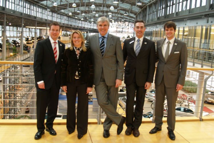 Für den Vertriebs-Award-Gewinn waren u. a. verantwortlich: Andreas Tetzloff (Verkaufsleiter Neuwagen), Christiane Preuß (Leiterin kaufm. Bereich), Walter Müller (Direktor der Niederlassung), Thomas Borsch (Verkaufsleiter Gebrauchtwagen) und Markus Schmidt (Leiter kaufm. Kundenbetreuung). (Foto: Richter)