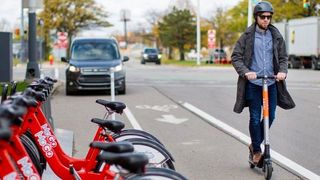 Die neuen E-Scooter eignen sich vor allem für die letzte Meile – also zum Beispiel vom Bahnhof in das Büro.  (Ford)