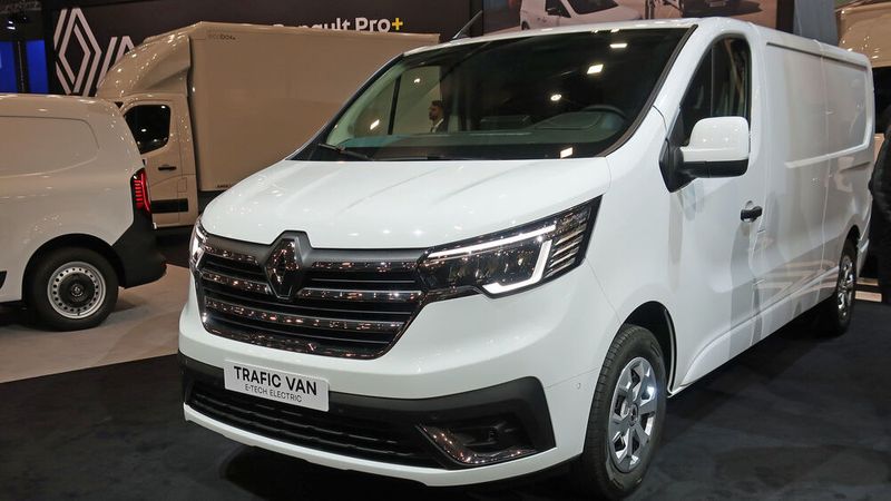 Bei Renault feierte der Trafic E-Tech Weltpremiere. Er ergänzt künftig den Kangoo und Master E-Tech. (Bild: Simon/»kfz-betrieb«)