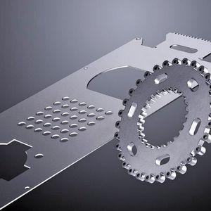 Mit einem Laserstrahl schneidet man beinahe jede Kontur, mag sie auch noch so komplex sein. Seine Stärke liegt in der nahezu verzugsfreien Bearbeitung unterschiedlichster Materialarten und Materialdicken. Selbst folienbeschichtete Bleche sind kein Problem.