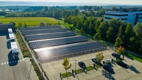 Neben Biomethan betreibt Vetter an den meisten Standorten große PV-Anlagen. Hier wurde zu Gunsten der Energieproduktion eine Parkfläche rückgebaut. (Bild: Vetter Pharma)