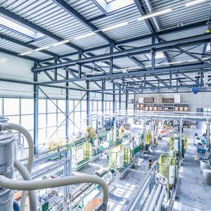 Das Erkennungszeichen der modernen Fabrik ist nicht der rauchende Schlot, sondern eine durch die Funktion definierte Hightech-Ästhetik, die die Anpassungsfähigkeit des Unternehmens an seine Märkte zum Ausdruck bringt.