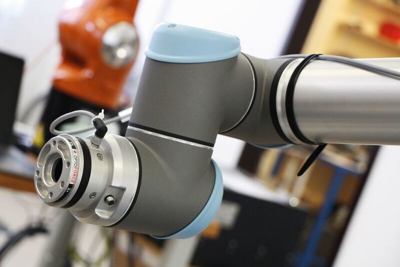 Die Optoforce-Sensoren und die mitgelieferten Software-Pakete sind kompatibel mit den Leichtbaurobotern der gängigen Hersteller wie Universal Robots oder Kuka. (Optoforce)