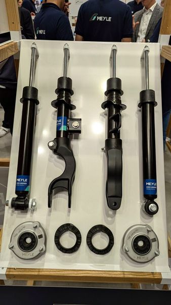 Meyle stellt auf der Automechanika speziell für Tesla entwickelte Stoßdämpfer vor. Angeblich wechseln manche Tesla-Fahrer direkt nach dem Kauf die (originalen) Dämpfer, weil sie zu unkomfortabel sind. (Bild: Rosenow – VCG)