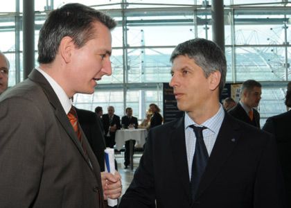 Gastgeber Wolfgang Michel mit Dr. Armin Zitzmann, Vorstand der Nürnberger Versicherungsgruppe.  (Archiv: Vogel Business Media)