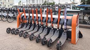 E-Scooter sind nicht immer so ordentlich verräumt. Immer häufiger sind sie in Unfälle verwickelt. Die Bundesregierung will nun die Haftungsfrage neu beantworten. (Bild: frei lizenziert)